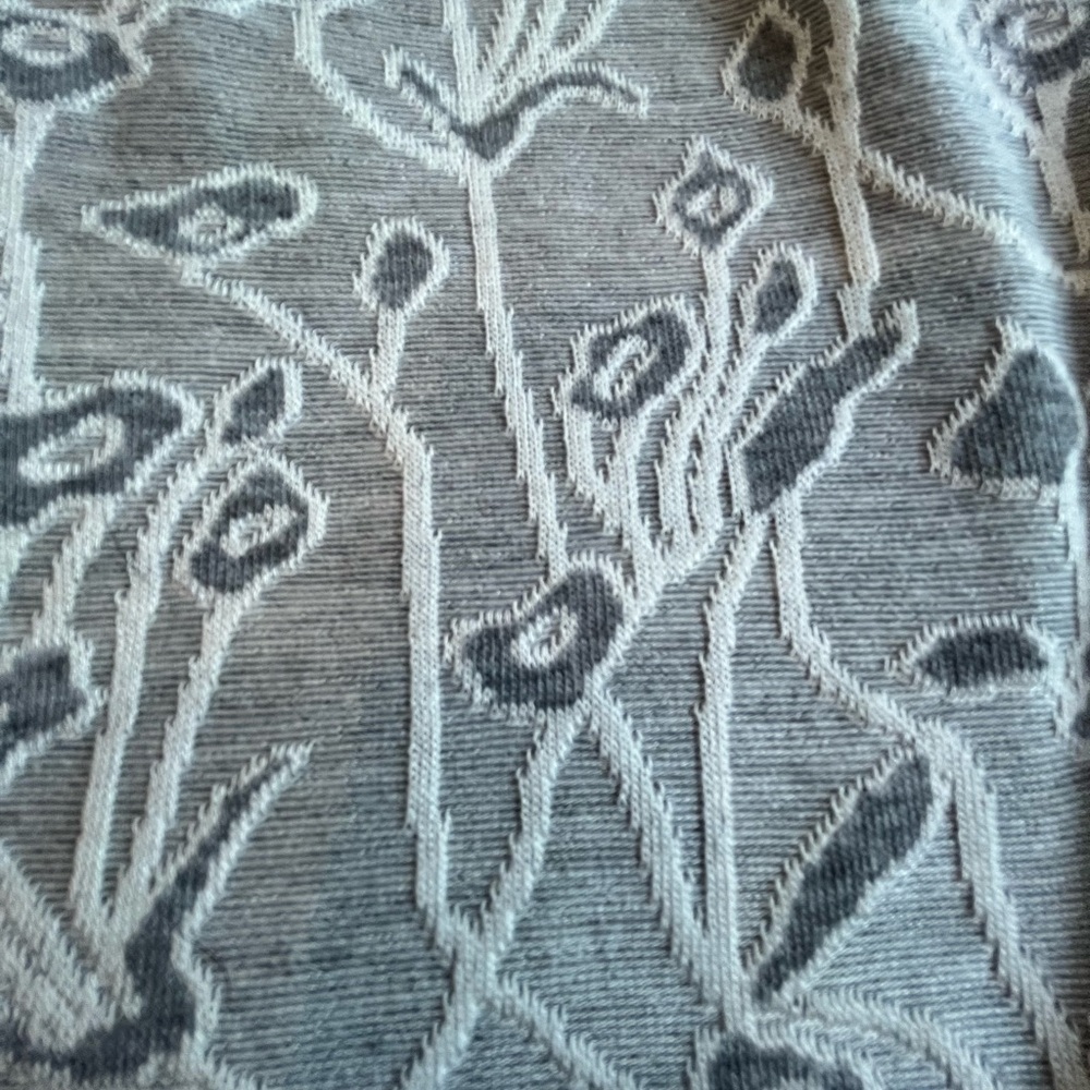 Rose & Olive Light Gray Black & White Floral Short Sleeve Top Size Large - Picture 3 of 6